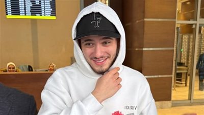 استقبال حافل بالورود لـ الشامي في مطار القاهرة قبل حفله بالزمالك (صور)