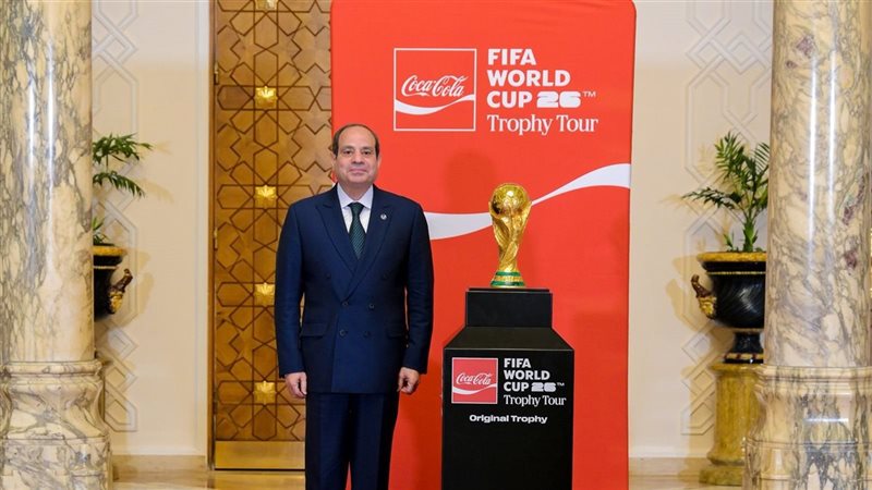 الرئيس السيسي والمجسم الرسمي لكأس العالم