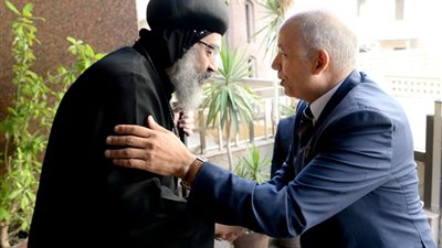كلنا أيد واحدة .. رئيس جامعة المنصورة يهنئ الأخوة الأقباط بعيد الميلاد المجيد
