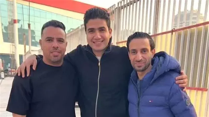 تواجد أيمن حفني داخل مقر الزمالك