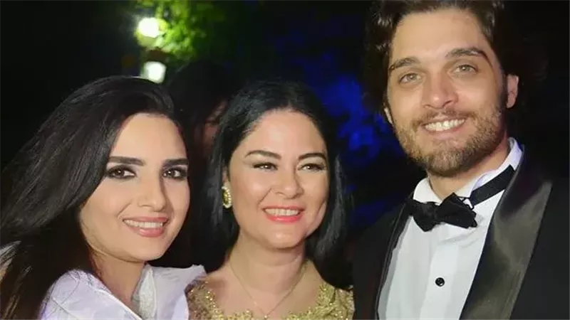 علا رامي تتوسط عمر خورشيد وياسمين الجيلاني