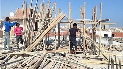 تنفيذ إزالة فورية لمحاولة بناء بدون ترخيص بمنطقة الجبل الشمالي بالغردقة