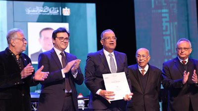 أحمد فؤاد هنو يكرّم الكاتب الصحفي محمود مسلم في احتفالية عيد الثقافة الثاني