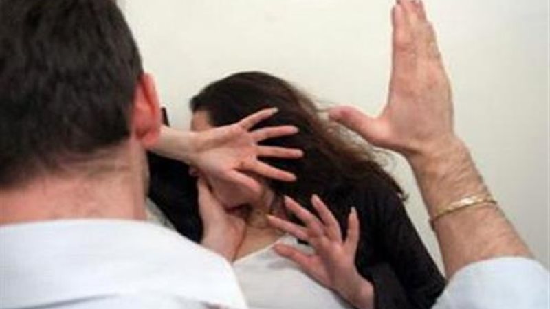 زوج يضرب زوجته