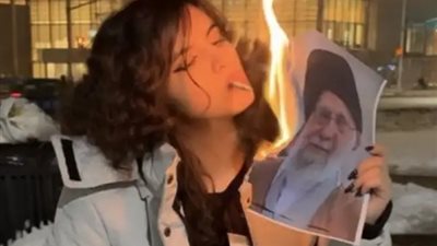 نساء طهران يشعلن السجائر بصور خامنئي.. مشاهد تشعل الجدل في إيران