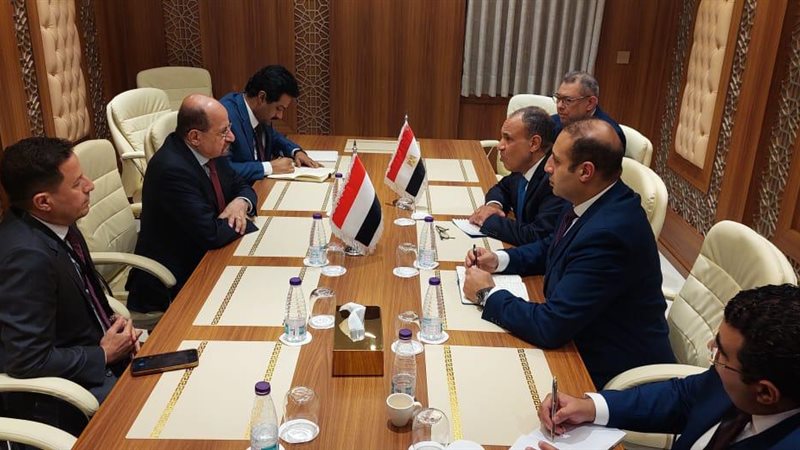 وزير الخارجية يلتقى مع نظيره اليمنى