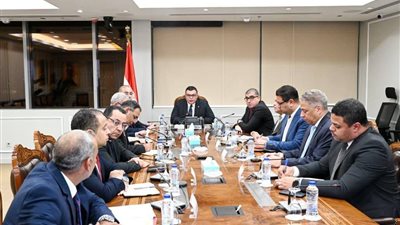 وزير الإسكان يتابع الموقف التنفيذي للمشروعات ومنظومة الصيانة بمدينة الشروق