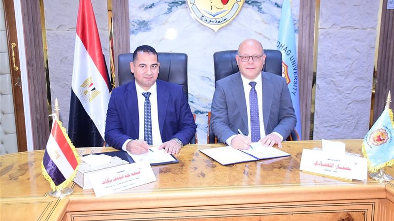 جانب من توقيع البروتوكول 