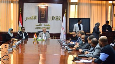 محافظ الأقصر يشدد على تسريع مشروعات الصرف الصحي في إسنا