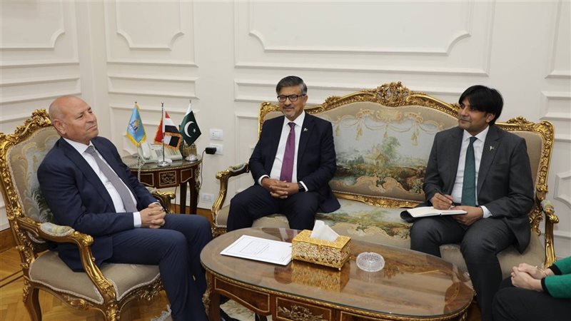 د. إبراهيم صابر محافظ القاهرة والسفير عامر شوكت سفير باكستان