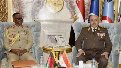 الفريق أحمد خليفة يلتقى قائد قوات الدفاع المالاوى