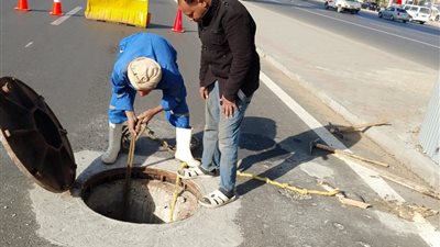 القاهرة الجديدة ترفع درجة الاستعداد.. استمرار أعمال التطهير والصيانة لمنظومة الصرف