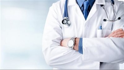 بدموع الفرح .. أم تحتضن الطبيب بعد نجاح عملية معقدة لابنتها