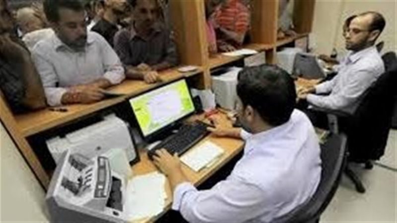 موظفون