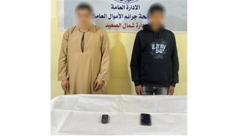 المتهمان عقب القبض عليهما 