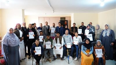 تسليم عقود عمل بالقطاع الخاص لذوى الهمم بمطروح