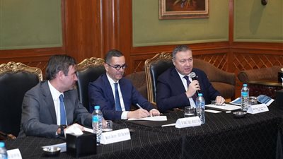 وزير الاستثمار يبحث مع 5 شركات تركية فرص تطوير صناعة الدينيم والنسيج