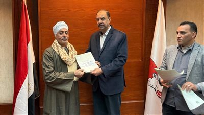 سند قانوني للمواطن.. محافظ سوهاج يسلم 30 عقدا لتقنين أراضي أملاك الدولة