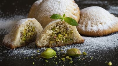 استعدادًا لحلويات رمضان 2026.. طريقة تحضير معمول الفستق الحلبي
