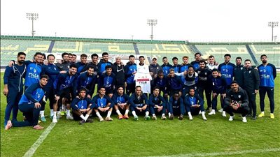 الزمالك يحتفي بمشجعه على هامش مران الفريق بستاد الكلية الحربية