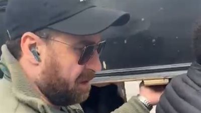 حزن نضال الشافعي في وداع والدته.. محمد علي رزق يواسيه أثناء تشييع الجثمان