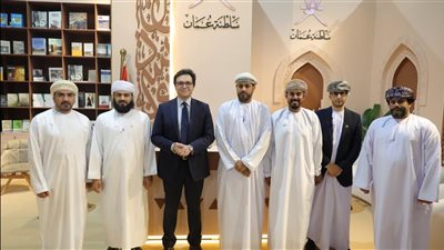 وزير الثقافة يلتقي نظراءه الإماراتيين ويستعرض أجنحة الدول المشاركة بمعرض الكتاب