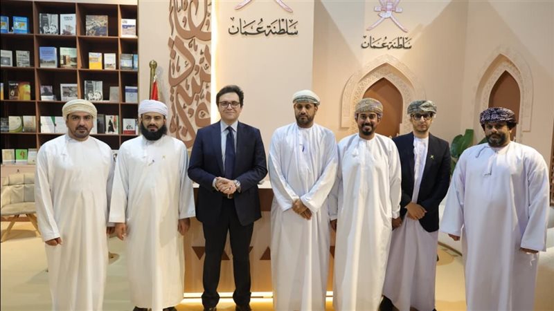 هنو يتفقد أجنحة معرض القاهرة الدولي للكتاب
