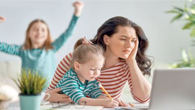 استشارية أسرية: وسائل التواصل تفرض وهم الكمال وتضاعف ضغوط الأمومة