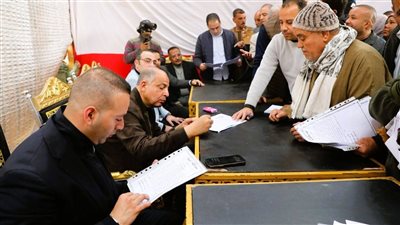 محافظ المنيا يعقد لقاءً جماهيريًا بقرية طنبدى ويؤكد: حل شكاوى المواطنين أولوية