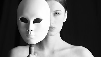 هل أواجه المنافق والخائن من أصدقائي أم أترك الأمر لله؟.. أمين الفتوى يجيب