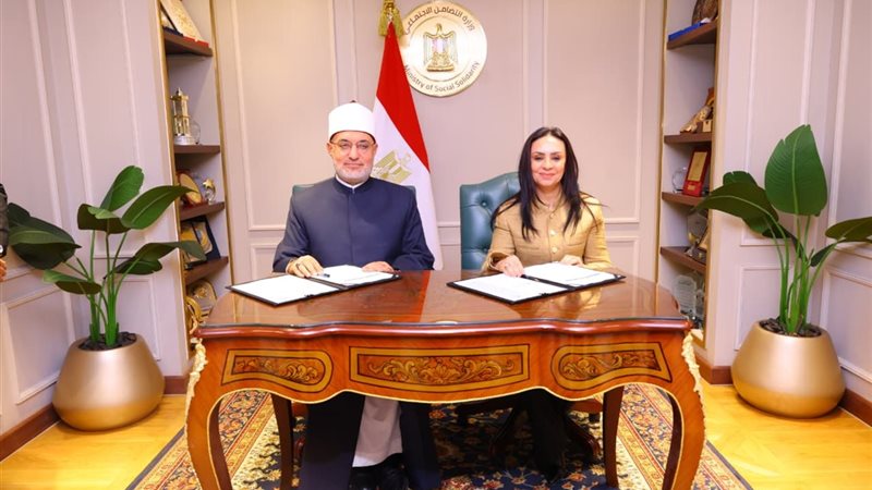 جانب من التوقيع