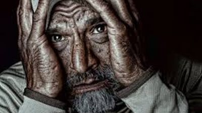 رجل ثمانيني يعيش 20 عاما في قبو مظلم وبلا مرافق.. ما القصة