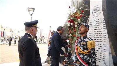 محافظ قنا ومدير الأمن يضعان إكليلًا من الزهور على النصب التذكاري للشهداء