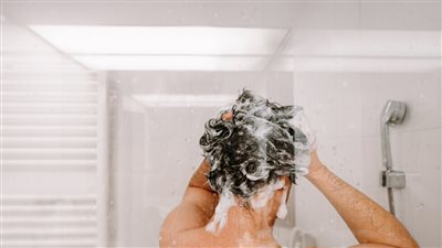 كم مرة في الأسبوع نغسل الشعر؟.. خبراء يحسمون الجدل بـ 