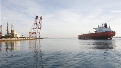 قناة السويس في قلب العاصفة.. هل تحافظ على صدارة الاقتصاد العالمي رغم الأزمات؟
