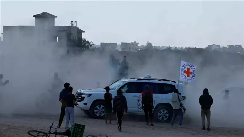 مركبة تابعة للصليب الأحمر في قطاع غزة  