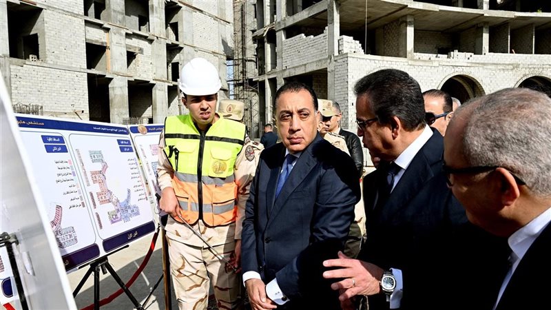 رئيس الوزراء أثناء الجولة