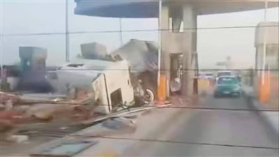 إصابة 3 أشخاص في اصطدام سيارة نقل تريلا بكارتة تحصيل رسوم بطريق بلبيس