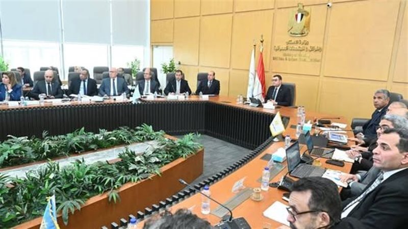 جانب من اجتماع وزير الاسكان 