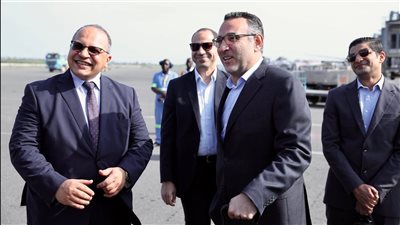 سفير مصر في تنزانيا يستقبل بعثة الأهلي فور الوصول إلى زنجبار 