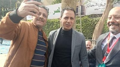 طارق السيد لاعب نادي الزمالك السابق يدلي بصوته في انتخابات الوفد| صور