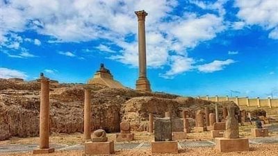 عامود الصوارى بالإسكندرية.. الأثر الرومانى الأعظم وأسرار ارتفاعه الشاهق 