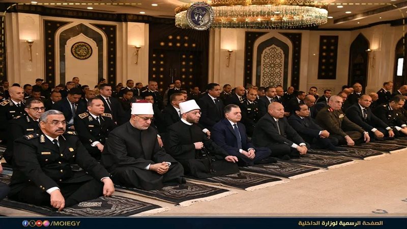 وزير الداخلية وكبار القيادات يؤدون صلاة الجمعة بمسجد الشرطة