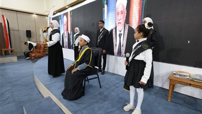   عروض مسرحية ونماذج محاكاة تكريمًا للدكتور أحمد عمر هاشم بجناح الأزهر