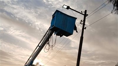 محافظ قنا يوجه بصيانة الإنارة بطريق 