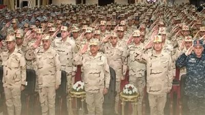 وزير الدفاع يلتقى عددا من قادة وضباط القوات المسلحة بالمنطقة المركزية