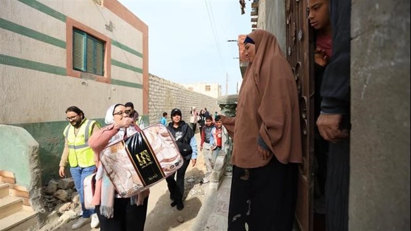 البنك الأهلي المصري يوزع 1000 بطانية بالفيوم