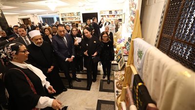 شيخ الأزهر ورئيس الوزراء يتفقدان معرضًا للإصدارات العلمية والمشغولات اليدوية 