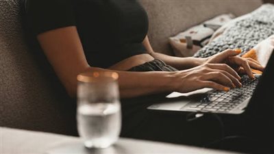  اوعى تحطه على رجلك.. أسوأ 3 أماكن لوضع اللابتوب