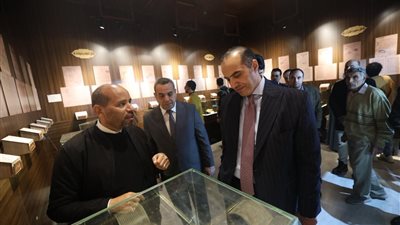  فوزي يتفقد جناح الأزهر ويشيد بدوره في بناء الوعي 